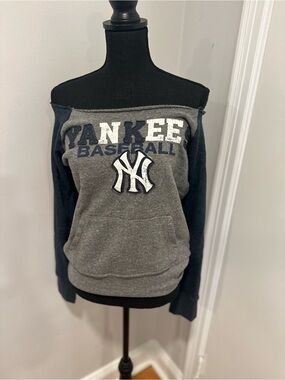 EUC MLB New York Yankees 5th & Ocean Sz:M Off The Shoulder Spellout Fleece Top.